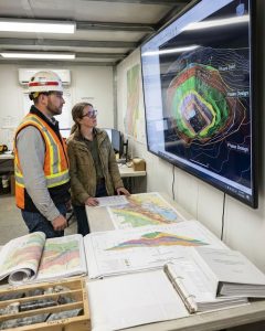 Ingeniero y geologo revisando un modelo minero 3d